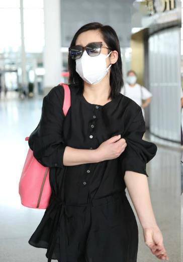 五五|秦海璐现身机场,打扮朴素,身材五五分一点不像女明星