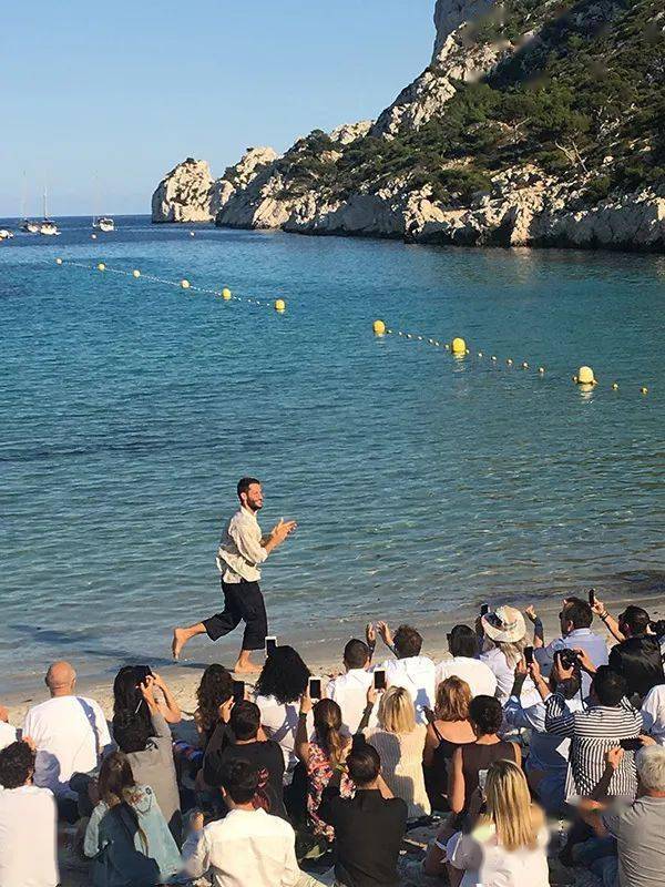 to|感到兴奋吗,久违的线下时装秀又回来了