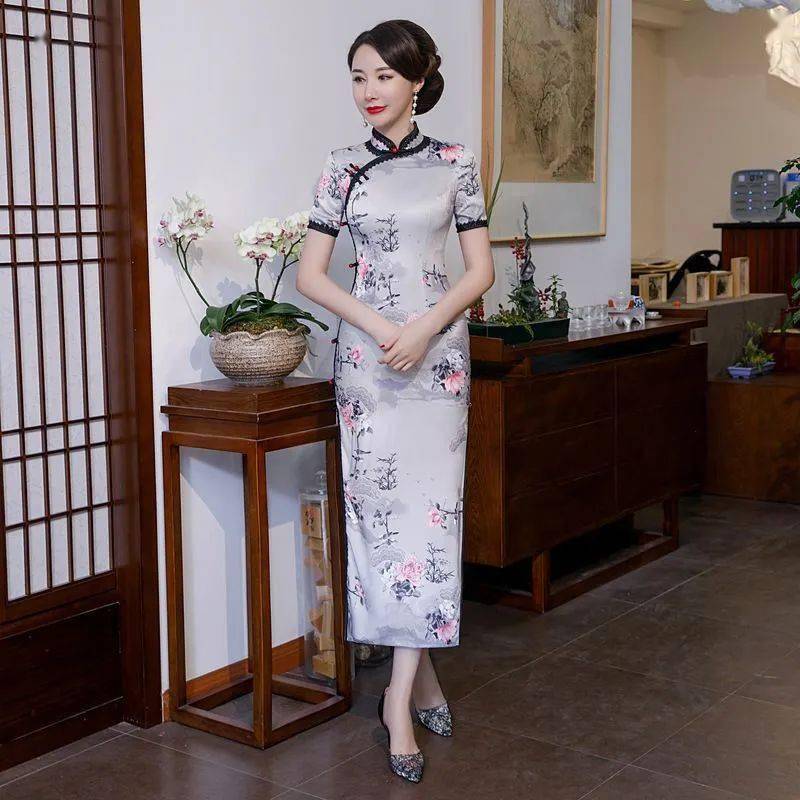 女生穿的旗袍是什么样子的 8469e608ad124049b410247187fcfefd.jpeg