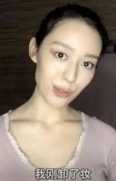昔日被吹爆的芭比神颜也不过如此,虽说素颜状态下吉娜并不丑