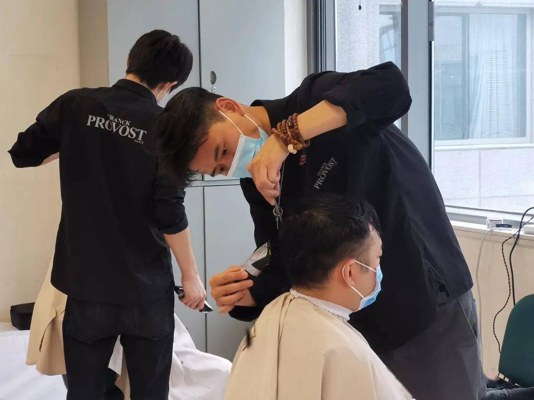 除了走进协和为抗疫人员公益剪发外,"梵珀巴黎"美发店还推出"北京