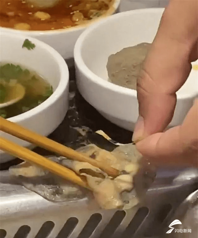 女士|济南市民海底捞吃出疑似塑料片！店方不接受采访 总部表示正在处理