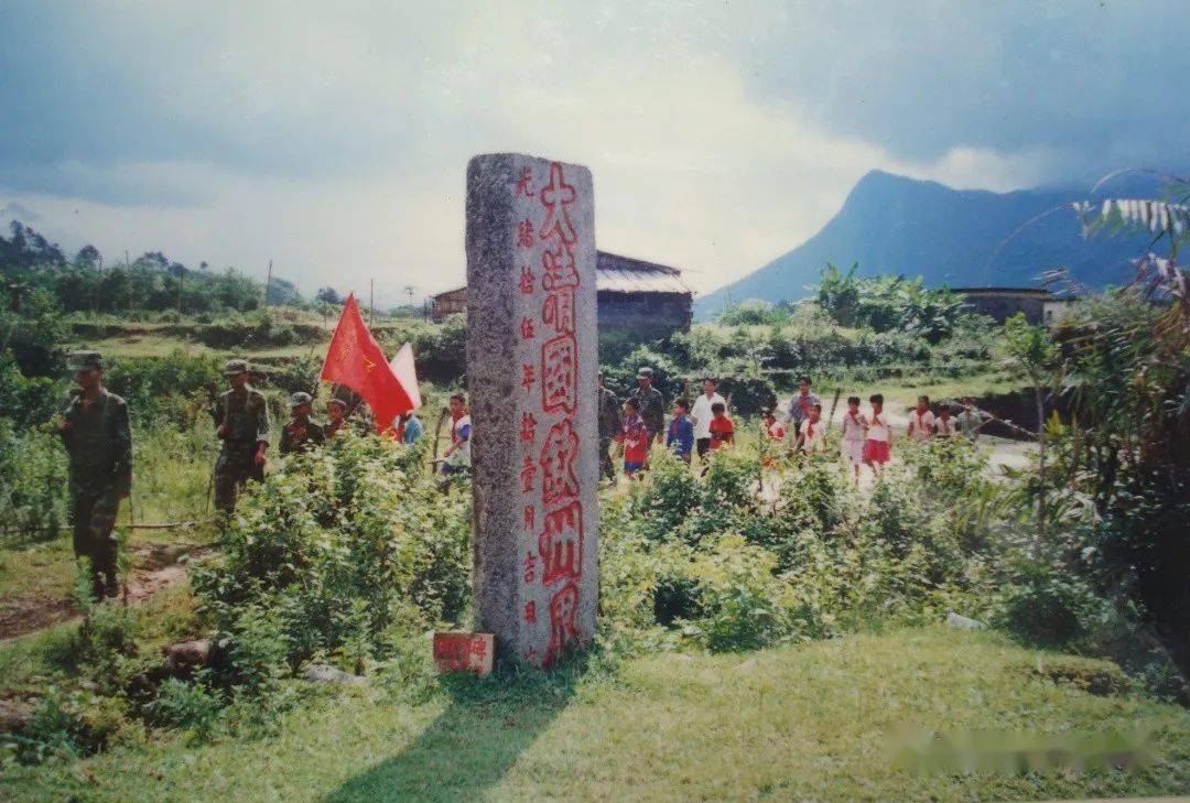 2001年,滩散小学是一所仅有100多学生的乡村小学,它地处中越边境