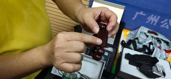 针孔|想逃？孕妇举报后，车长锁车抓人！画面太解气