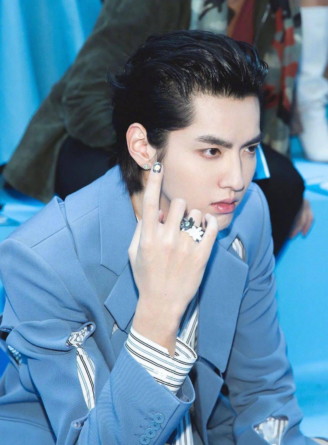 发型|王一博又解锁了新妆发？我宣布男明星在美容方面比女生还用力！