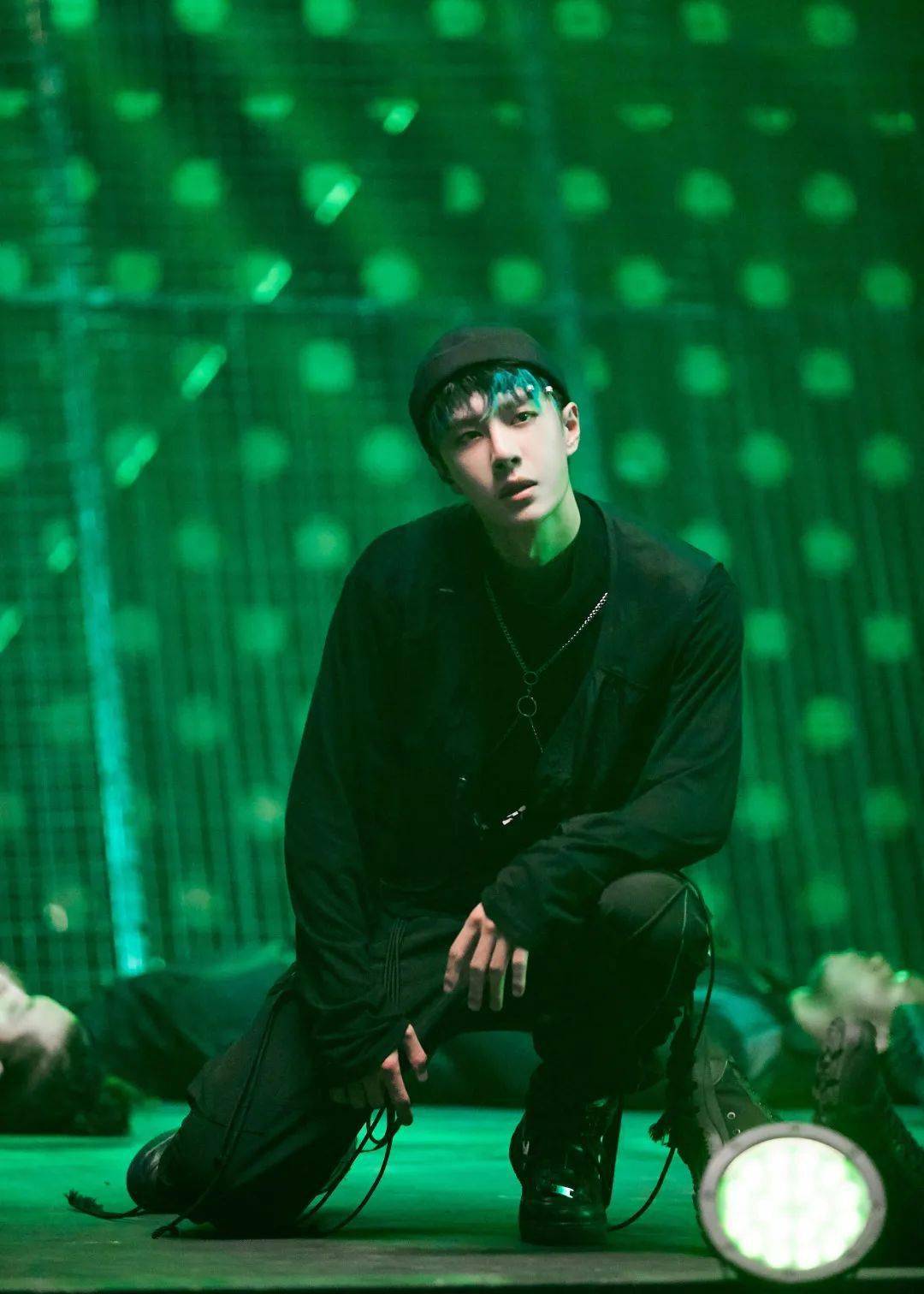 发型|王一博又解锁了新妆发？我宣布男明星在美容方面比女生还用力！