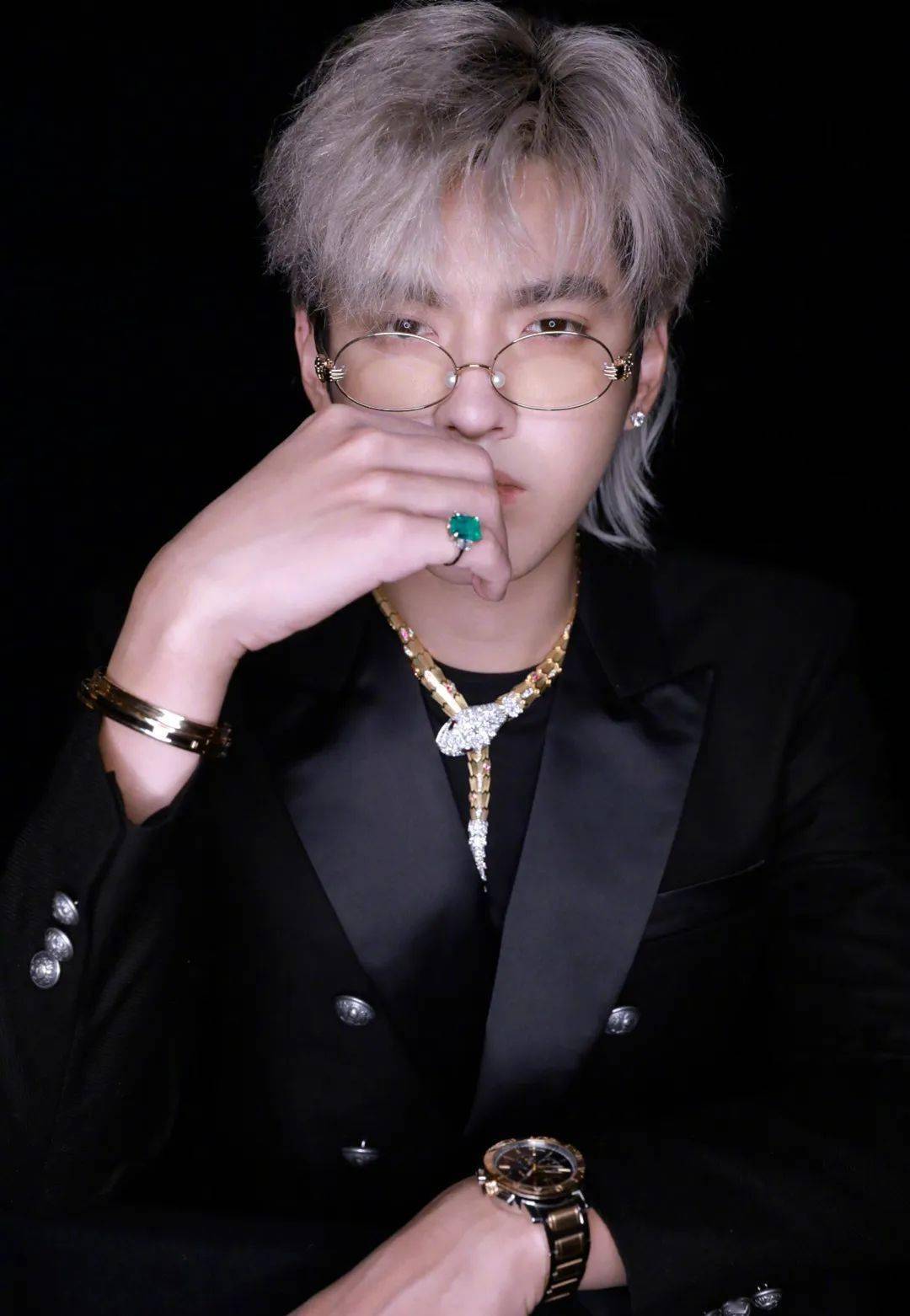 发型|王一博又解锁了新妆发？我宣布男明星在美容方面比女生还用力！