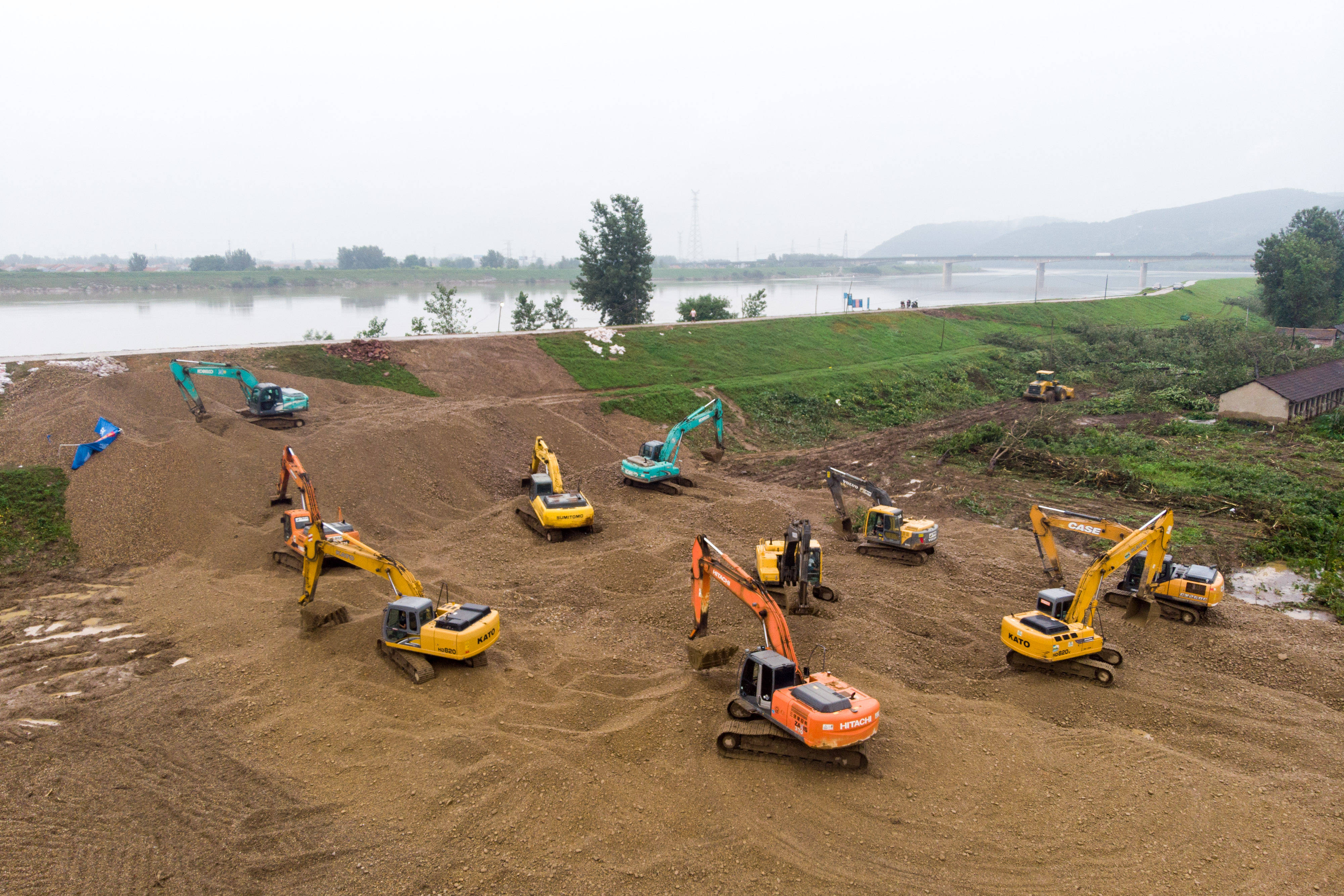 当日,湖南澧县澧南镇邢家河渡口堤段发现多个管涌群,当地防汛指挥部