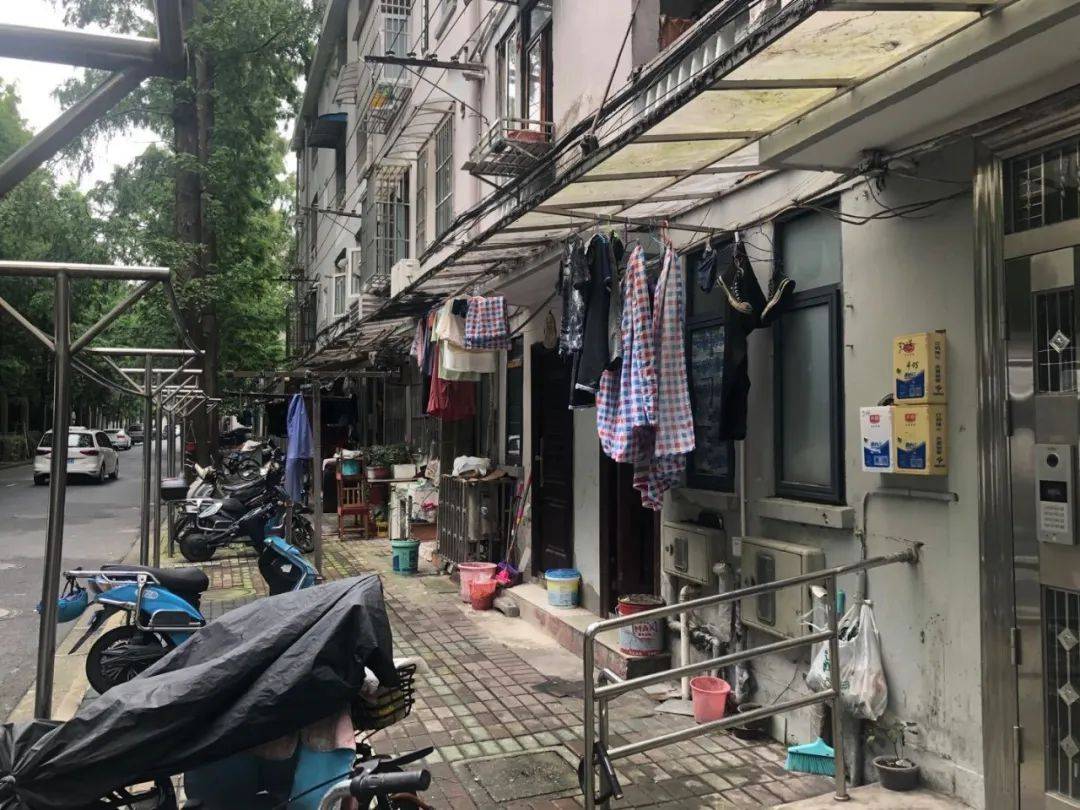 20多人挤进一间房,干出的事吓煞人!