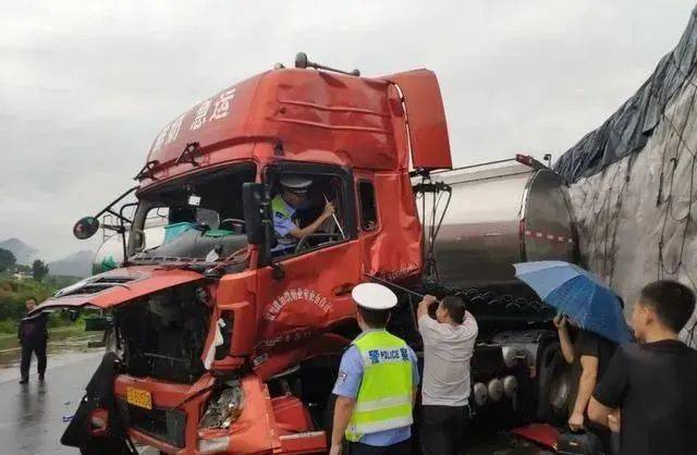 银昆高速昆明至昭通方向两挂车相撞,车身90°倾斜,轿车"起飞",元凶是.