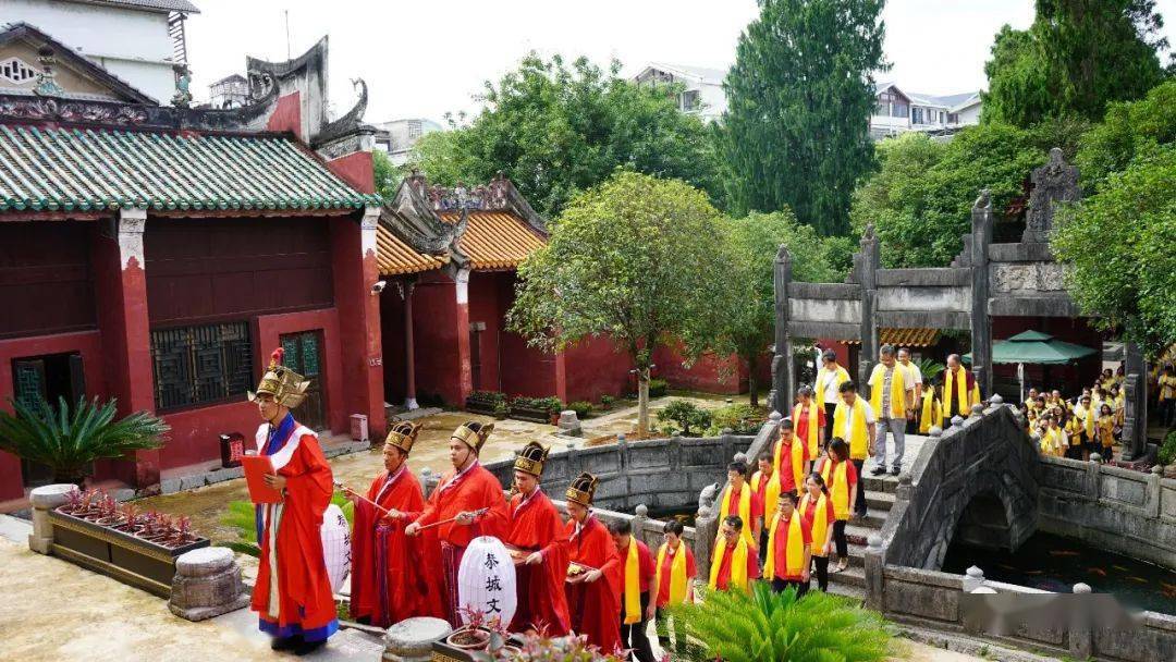 高考前夕,恭城中学高三学子到文庙参加祭孔祈福大典,这种特殊有意义的