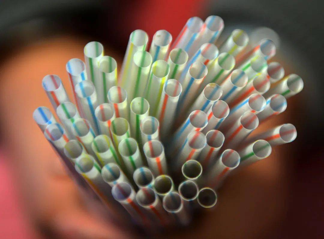 中国经济导报 此前报道 到2020年底,禁用不可降解一次性塑料吸管