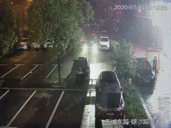 轻轻一拉 9万元瞬间到手 警惕“拉车门”盗窃