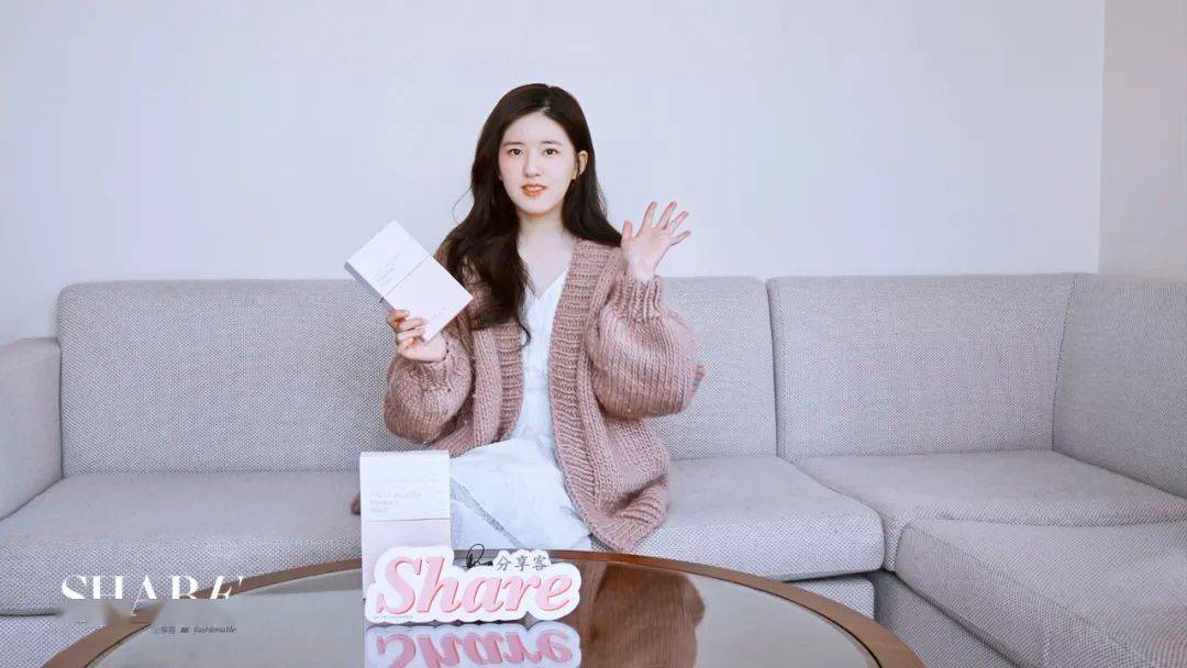 鲜肉|“少女脸”奶奶惊艳全球,61岁又泡到28岁鲜肉,网友:好狠,这女的!