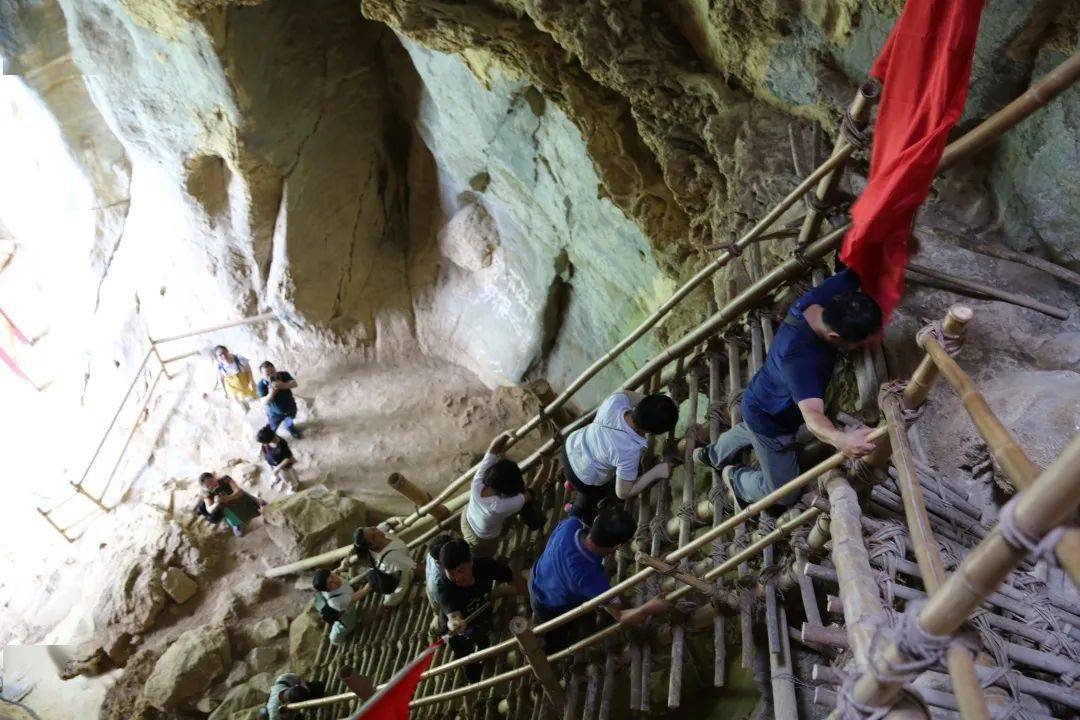 首先到浩坤湖自治区艰苦奋斗教育基地参观体验猪笼洞艰苦奋斗教育基地