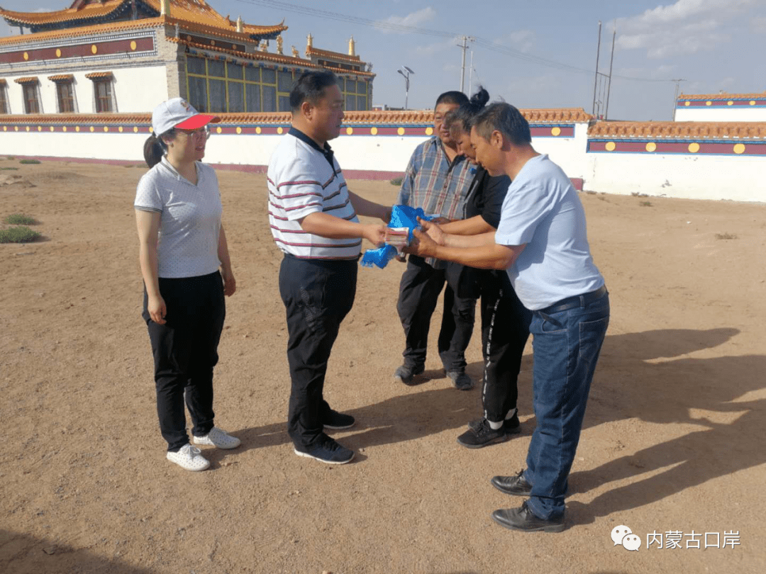 水火无情人有情一方有难八方援助乌力吉口岸建设指挥部捐助受灾牧民