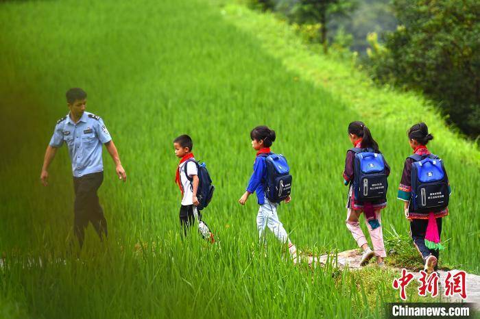 贫困村|浙江边防民警支教广西贫困村 殷殷陪伴温暖孩子求学路