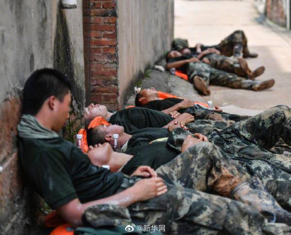 抗洪|00后战士有力量！圩堤上的无悔青春