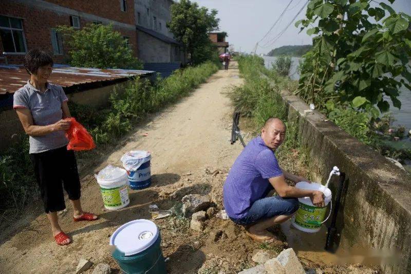村民|新房泡在水中，一家三口留住二楼，出入靠划船