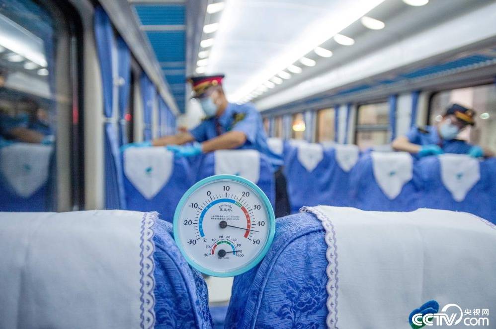 小时|“蒸桑拿”的列车员