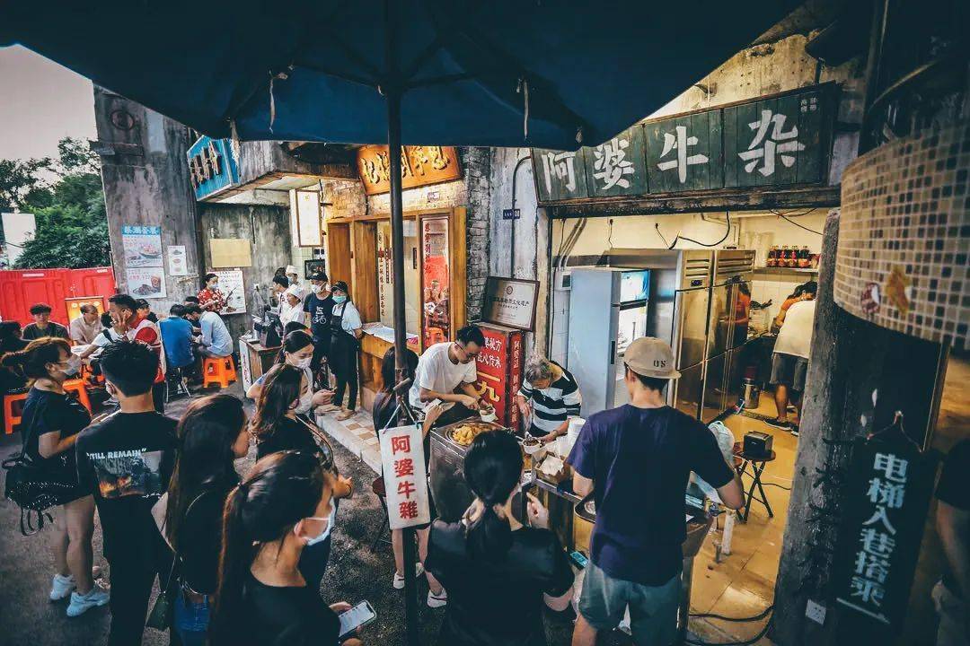 话题|广州超级文和友: 4000  桌排队的背后,是情怀还是跟风?