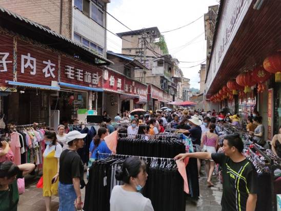 张传梅|湖北恩施洪水消退：城区清淤消杀，服装市场重启“甩卖”