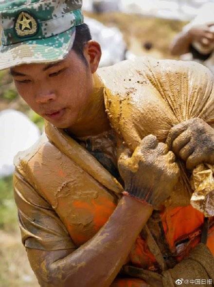 抗洪|泪目！抗洪前线的震撼瞬间