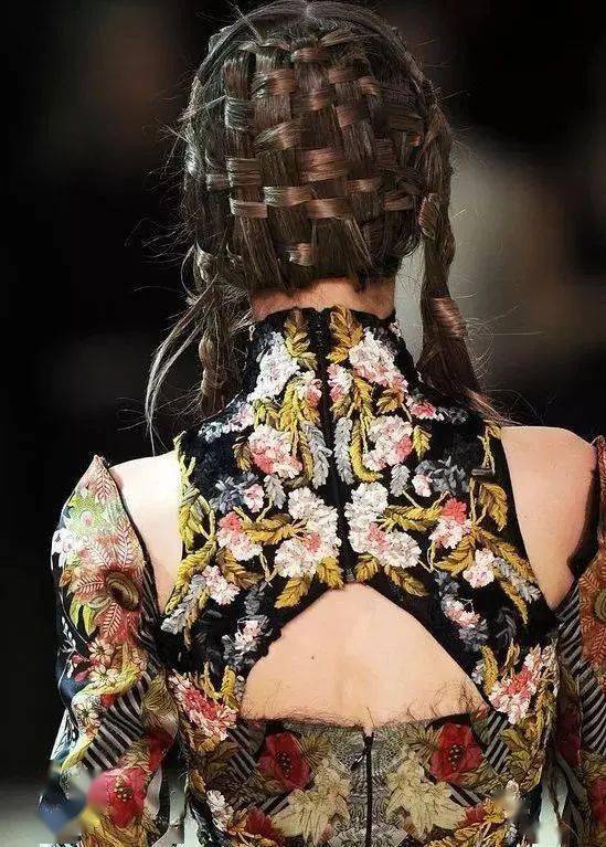 服装|时装秀场上美到窒息的"背影杀杀杀杀手"?神仙设计师俘获芳心的秘诀就是不放过任何一个细节!