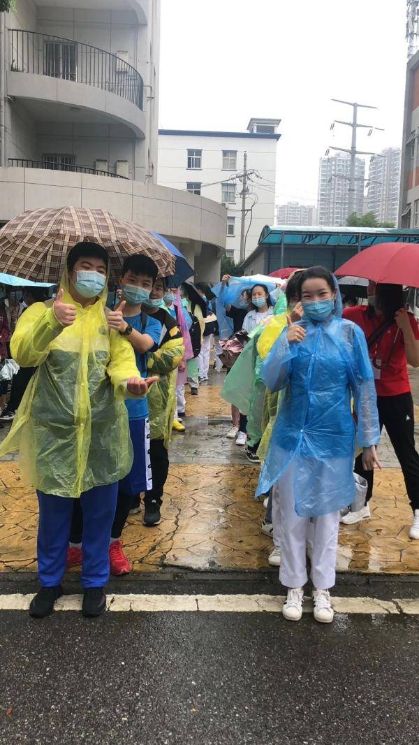 调配|这个考点细心又暖心！担心考生淋雨，紧急调配千余件雨衣