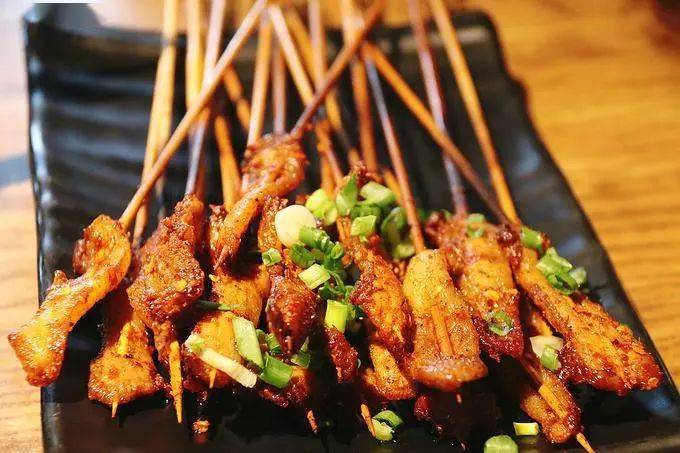 宜宾|特色五花肉+多种荤素烤串+凉拌毛豆+汤包+红糖冰粉~宜宾烤串品牌，正宗川味~【大版烤五花】仅58元享2-3人餐