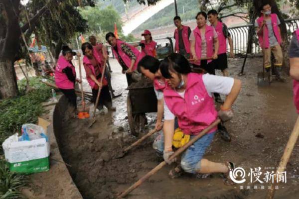 身影|重庆：“平安嫂”逆行，“她身影”坚守！风雨中看我巾帼担当！