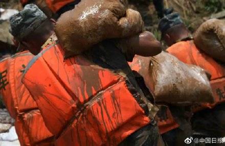 抗洪|泪目！抗洪前线的震撼瞬间