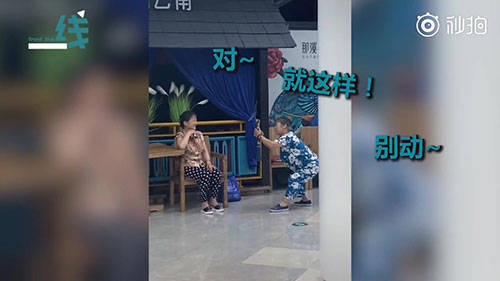 老奶奶|老奶奶半蹲给闺蜜找角度拍照 网友:是我老了的样子