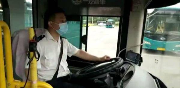 教科书|乘客突然晕倒，公交司机这波操作堪比“教科书”