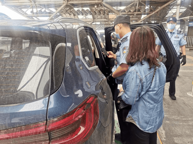 登机口|被父母逼着一天三次干这事！32岁男子离家出走了