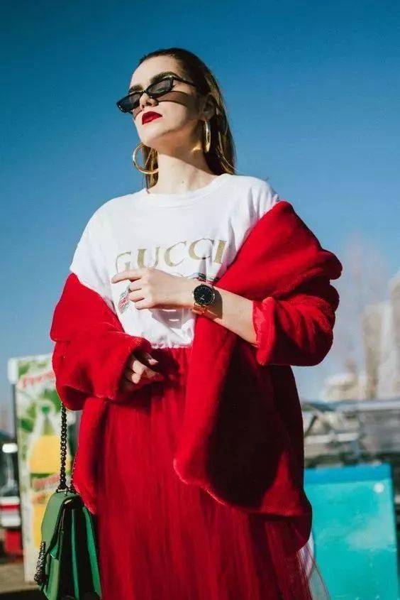 爱买|总是买买买衣服的女人,都有一颗有趣的灵魂!