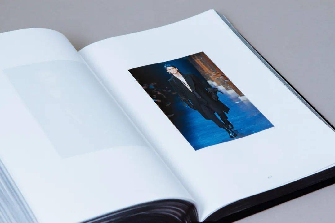 Simons|你愿意花一件单品的钱买一本品牌档案吗？