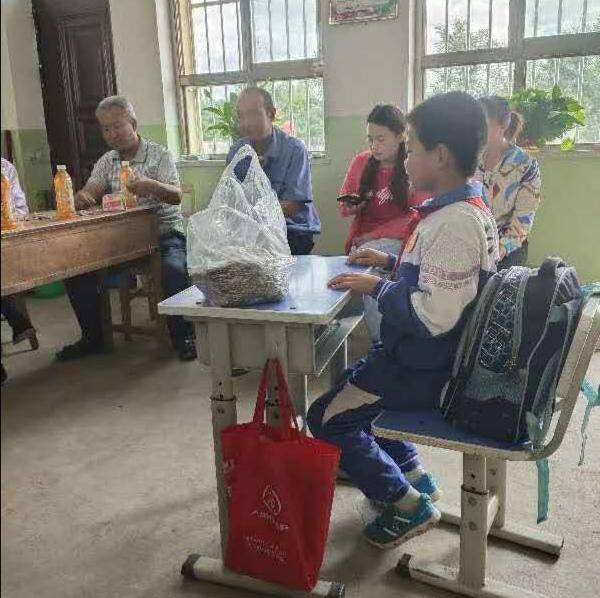 郭靖|9名教师仅教一名学生？会宁一学校的毕业照引来误解，真相是……