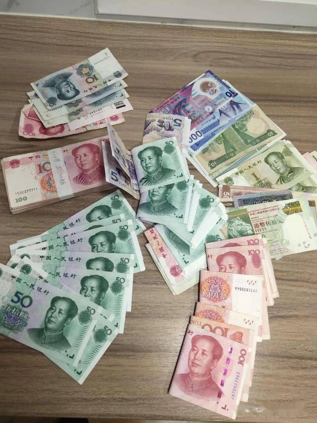 将他在路边一辆共享电动车篮子内捡到的装有现金的黑色手包,交给岗亭