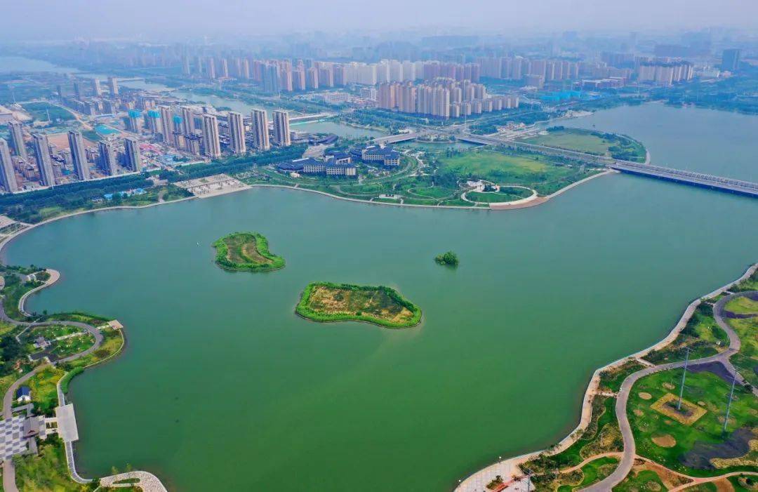 图为龙湖西湖全景.记者 赵国栋 摄