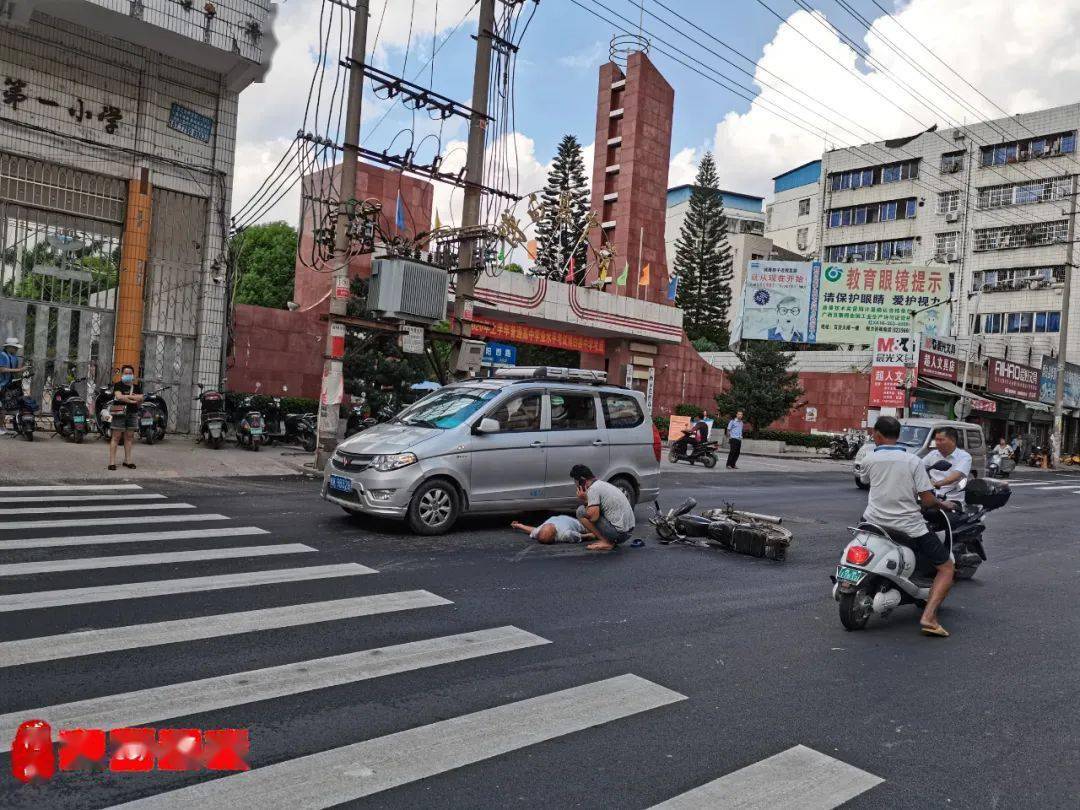 最美小伙博白后生跪地给老人做心肺复苏