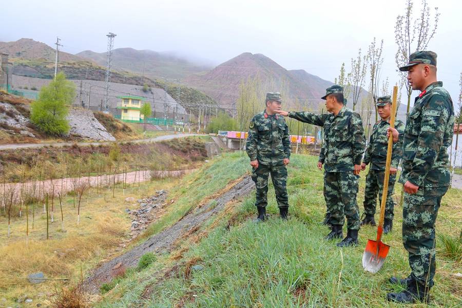 防汛备战进行时武警甘肃省总队武威支队以练为战02开展防汛综合演练