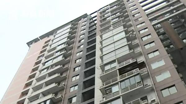 判了!女子10楼扔下菜刀获刑一年十个月