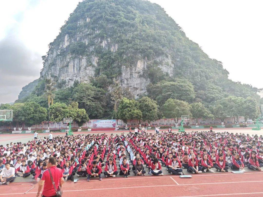 靖西二中全体师生祝初三同学中考顺利