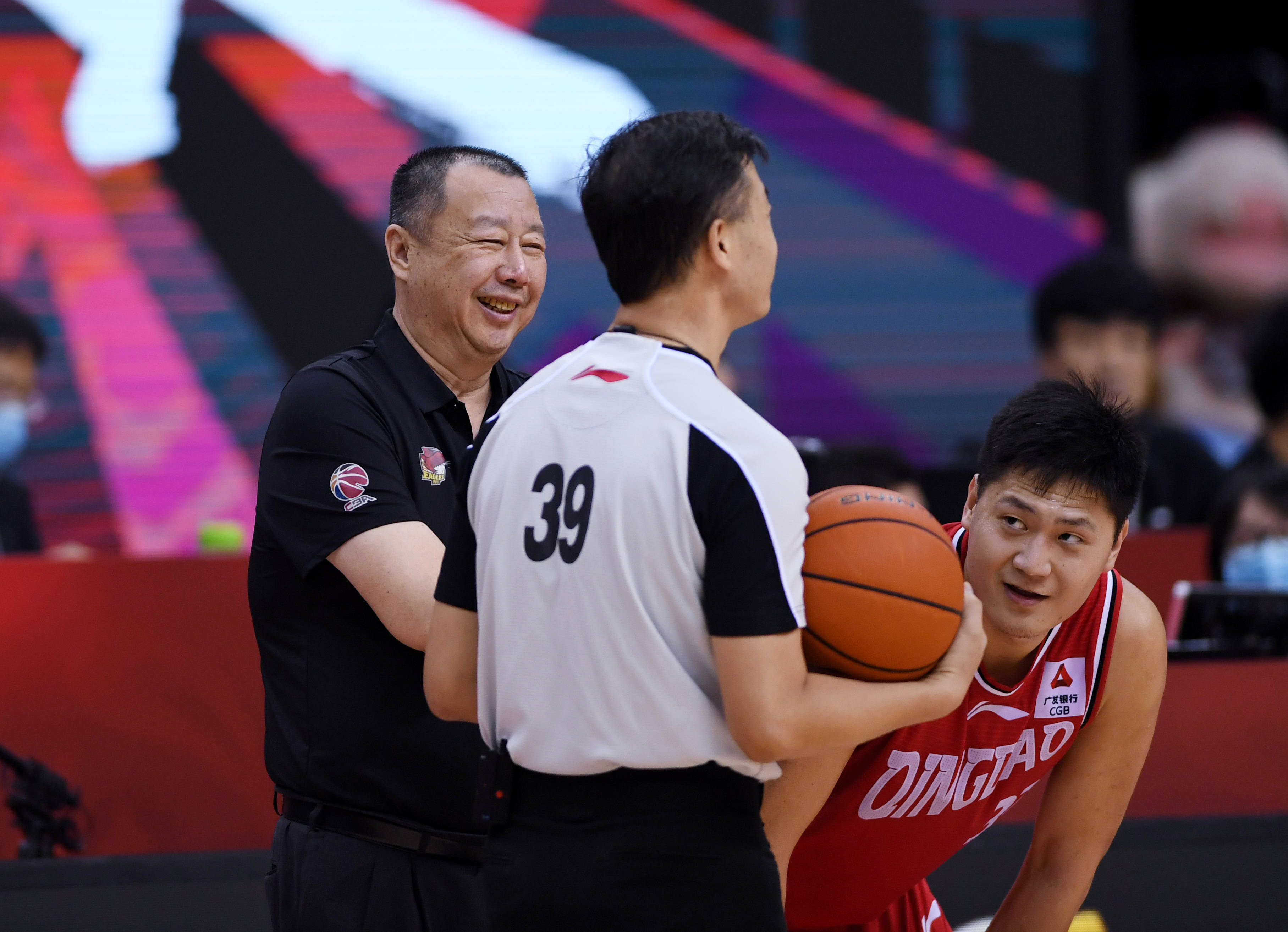 7月24日,青岛国信双星队主教练吴庆龙(左)在比赛中与裁判沟通.