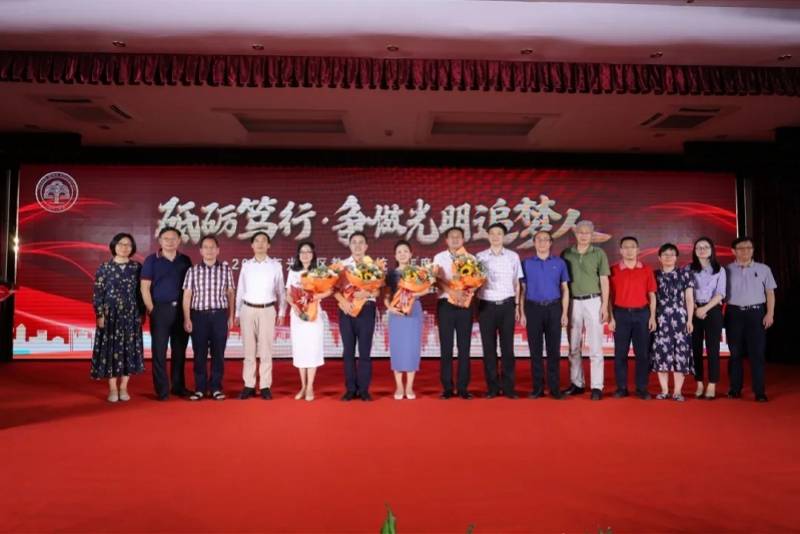 张海东|深圳光明区年度教师出炉，22岁硕士毕业，思政执教十二年