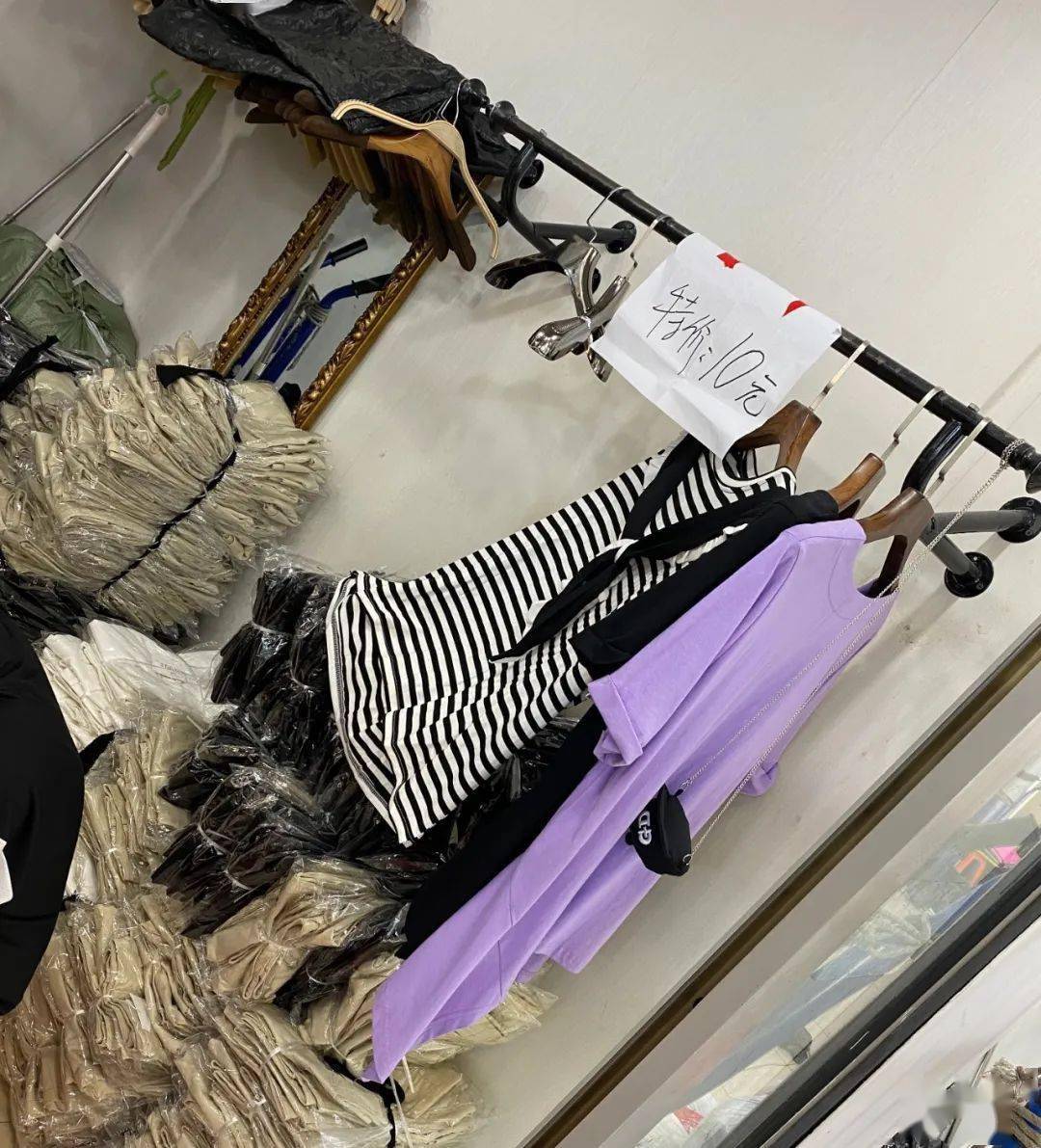 特价|上衣5块、连衣裙10块！杭州这家服饰城单件就能拿特价，就连护栏旁都坐满了人…