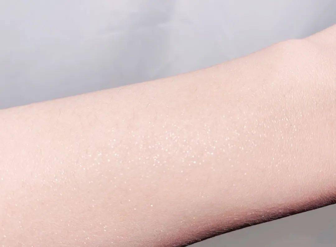 肤色|脖子比脸黑太多？夏日的宝藏救星，没想到竟是它！