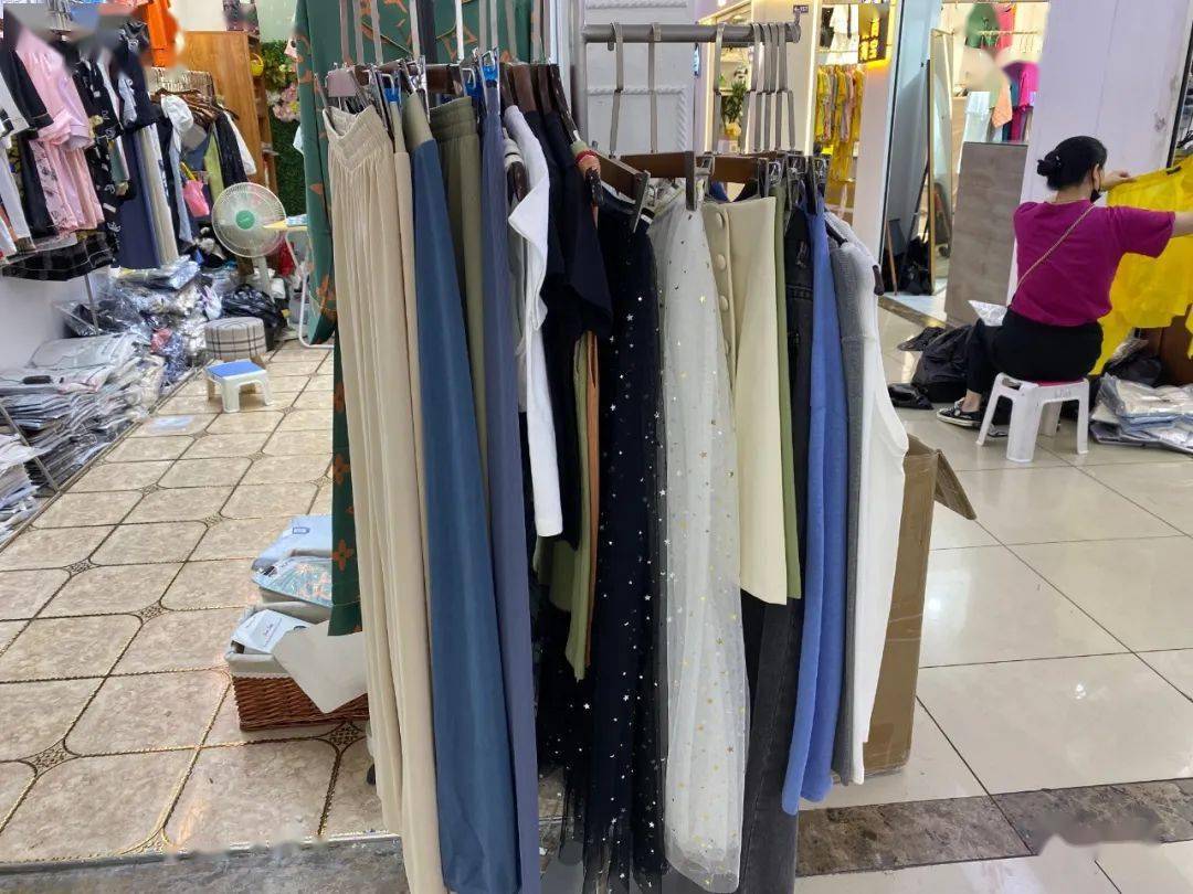 特价|上衣5块、连衣裙10块！杭州这家服饰城单件就能拿特价，就连护栏旁都坐满了人…