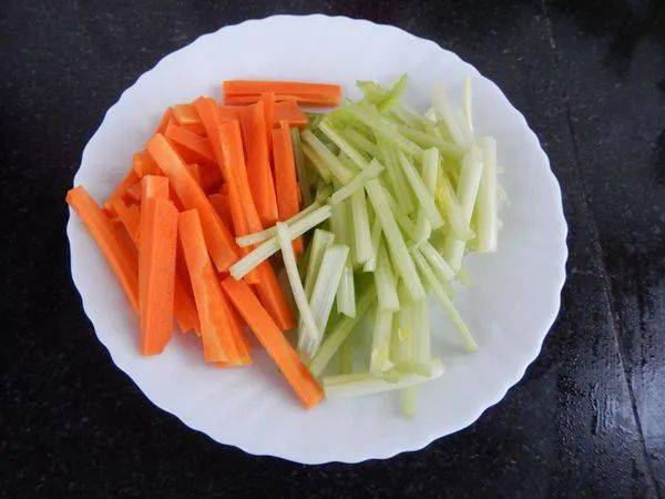 芹菜|每日一菜 | 家常干锅排骨